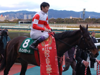 ダノンバラード　ウイナーズサークルにて